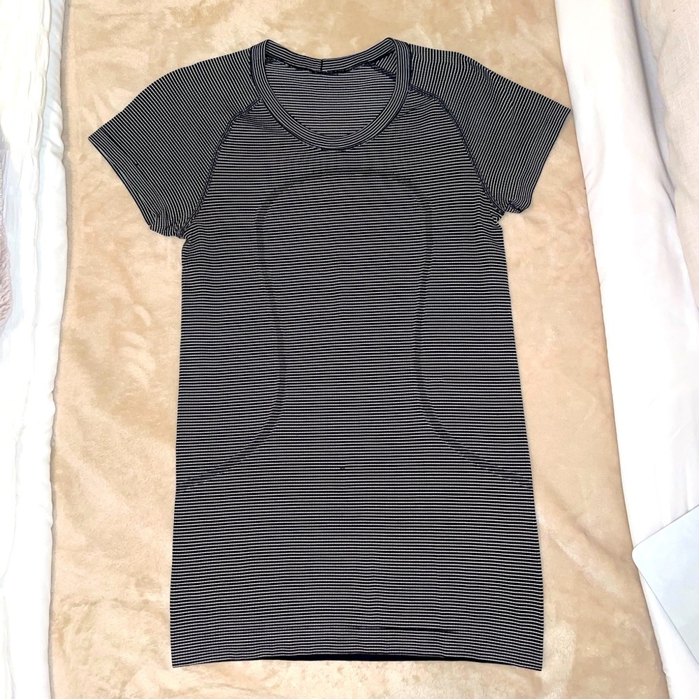 Lululemon size 6 B/W short sleeve fitted tee